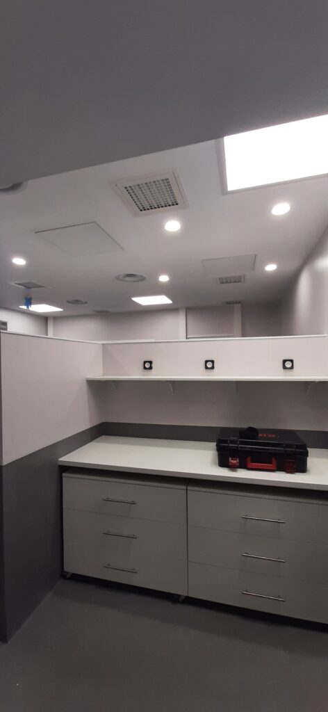 Couloir sas décontamination salle blanche avec flux air laminaire