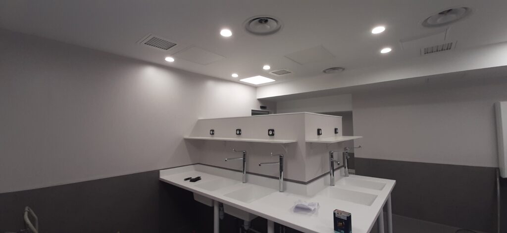 Zone lavabos salle blanche avec système traitement air intégré