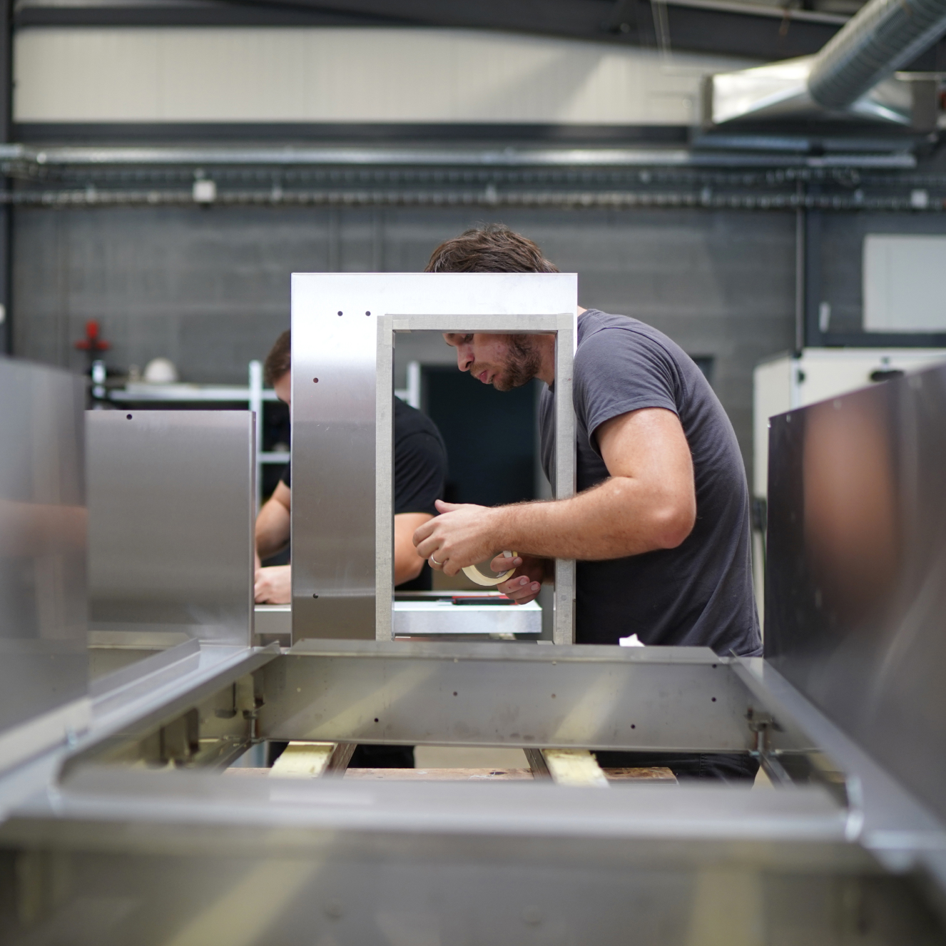 Atelier montage A2i préparation armoires